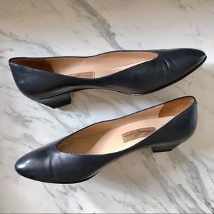 Vintage navy Italian leather low vamp heels 8.5